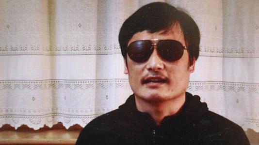 Chen Guangcheng, libéré de prison en septembre 2010 après avoir purgé une peine de plus de quatre ans de réclusion, puis confiné dans sa maison de Dongshigu. Avocat aveugle et autodidacte, il dénonce les abus de la politique de l'enfant unique en Chine et des expropriations. [AP]