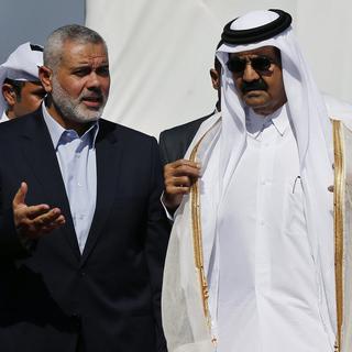 L'émir du Qatar Hamad bin Khalifa al-Thani a été reçu par le leader du Hamas à Gaza Ismaïl Haniyeh. [Mohammed Salem]
