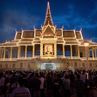 Mardi 16 octobre: les cérémonies d'hommages se multiplient au Cambodge après la mort de l'ancien roi Norodom Sihanouk, comme ici sur la Place Royale de Phnom Penh. [Nicolas Asfouri]