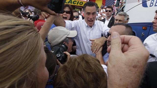 Bain de foule du républicain Mitt Romney à Miami (Floride), le 13 août. [Mary Altaffer]