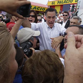 Bain de foule du républicain Mitt Romney à Miami (Floride), le 13 août. [Mary Altaffer]