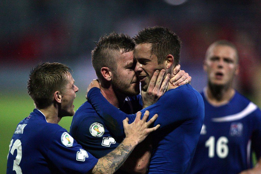 Gylfi Sigurdsson (2e depuis la droite) a été à la base du succès islandais vendredi dernier en Albanie. [KEYSTONE - ARMANDO BABANI]