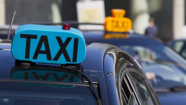 Deux types de taxis - les bleus (service privé) et les jaunes (service public) - sont actuellement autorisés à Genève. [Salvatore Di Nolfi]