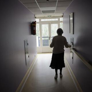 Une personne âgée dans une maison de retraite