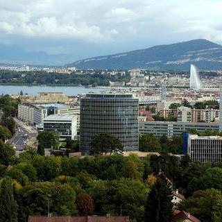 Vue de la ville de Genève et de son jet d'eau, photographiés depuis l'Hotel Intercontinental. [Martial Trezzini]
