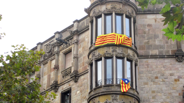 Des drapeaux catalans accrochés aux balcons, on en voit un peu partout dans la ville à Barcelone. [Valérie Demon]