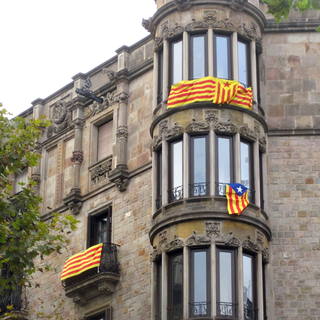 Des drapeaux catalans accrochés aux balcons, on en voit un peu partout dans la ville à Barcelone. [Valérie Demon]