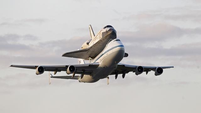 17 avril 2012: sur le dos d'un Boeing 747, Discovery effectue son dernier vol. Celui-ci la conduit au Musée National de l'air et de l'espace, à Washington, où la navette sera remisée après 34 ans de service.