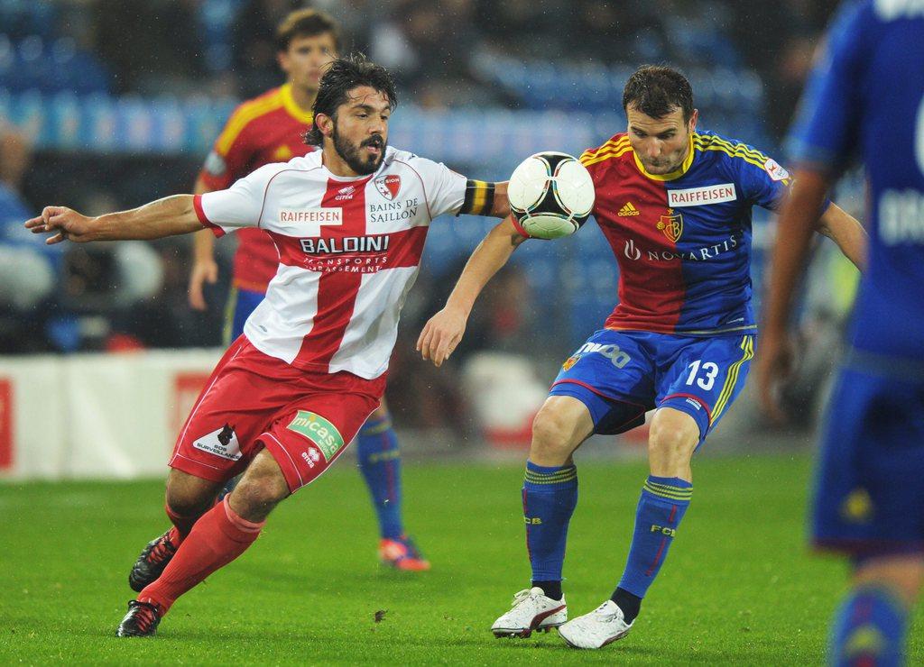 Der Basler Alex Frei, rechts, und der Sittener Gennaro Gattuso, links, kaempfen um den Ball, im Fussballspiel der Super League zwischen dem FC Basel und dem FC Sion, am Mittwoch, 26. September 2012, im Stadion St.Jakob-Park in Basel. (KEYSTONE/Steffen Schmidt) [Steffen Schmidt]