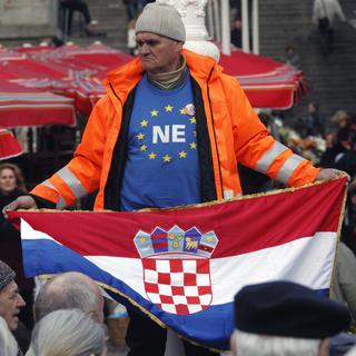 Le "oui" à l'adhésion devrait l'emporter, même si plusieurs manifestations d'euro-sceptiques avaient secoué la capitale croate Zagreb en décembre. [REUTERS - Nikola Solic]
