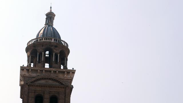 Le clocher de l'église de Santa Barbara, à Mantova, après le tremblement de terre.