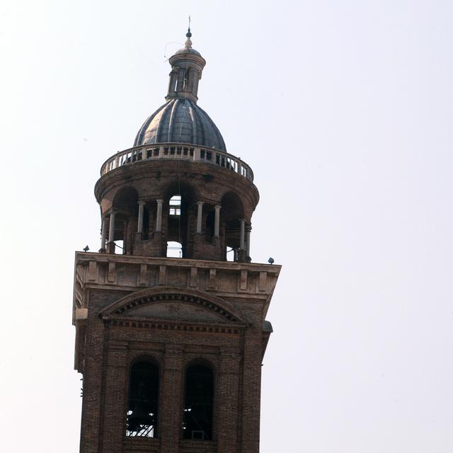 Le clocher de l'église de Santa Barbara, à Mantova, après le tremblement de terre.