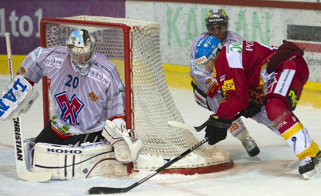 Après avoir passé les Fêtes à Davos, le gardien Reto Berra retrouvait sa cage biennoise. [Marcel Bieri]