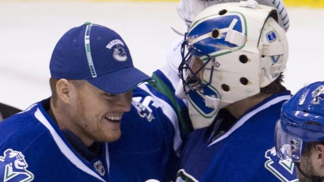 Le portier Luongo et son coéquipier Schneider se réjouissent du succès des Canucks. [KEYSTONE - Jonathan Hayward]