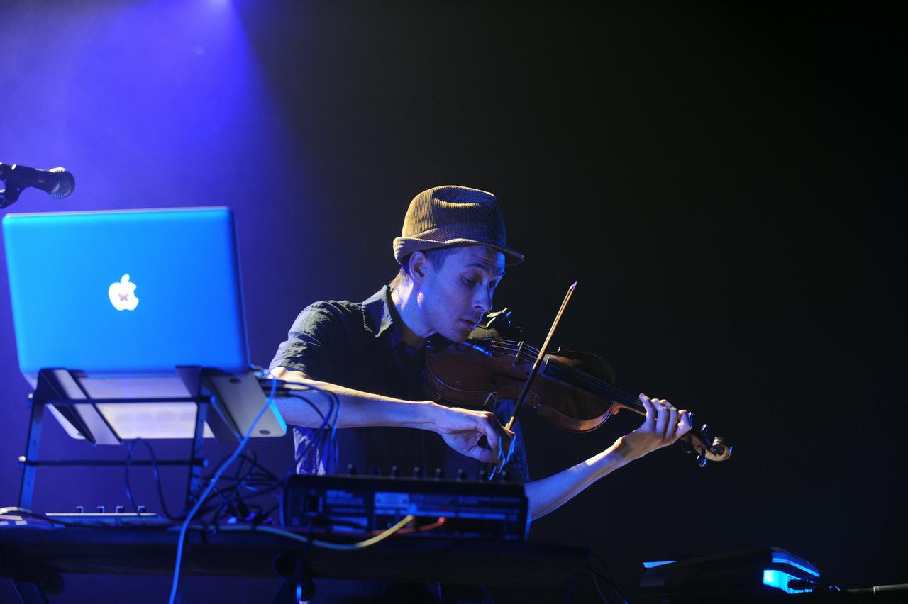 Louis Warynski, aka Chapelier Fou, dans ses oeuvres lors du Printemps de Bourges en avril 2010. [AFP - Alain Jocard]