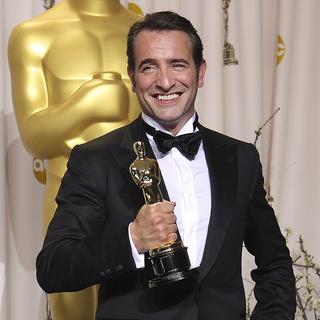 Jean Dujardin a reçu l’Oscar du meilleur acteur. [Keystone - Joel Ryan]