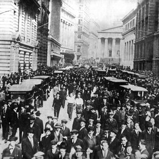 Des Américains manifestent devant la bourse de Wall-Street, à New-York, durant la crise de 1929. [© Collection Roger-Viollet - Roger-Viollet]