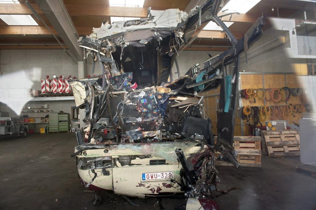 Le car accidenté a été remorqué dans un hangar du service de l'entretien des autoroutes de Sierre. [Laurent Gillieron - LAURENT GILLIERON]