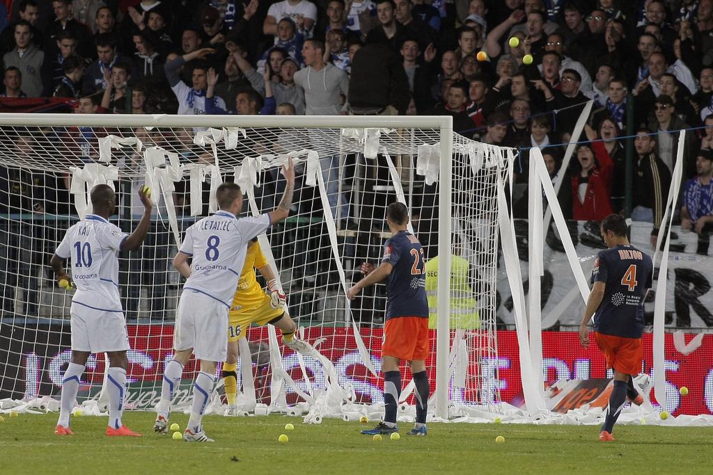 L'ambiance était électrique à Auxerre où les supporters locaux ont décidé de lancer des balles de tennis sur la pelouse pour exprimer leur mécontentement. [Thibault Camus]