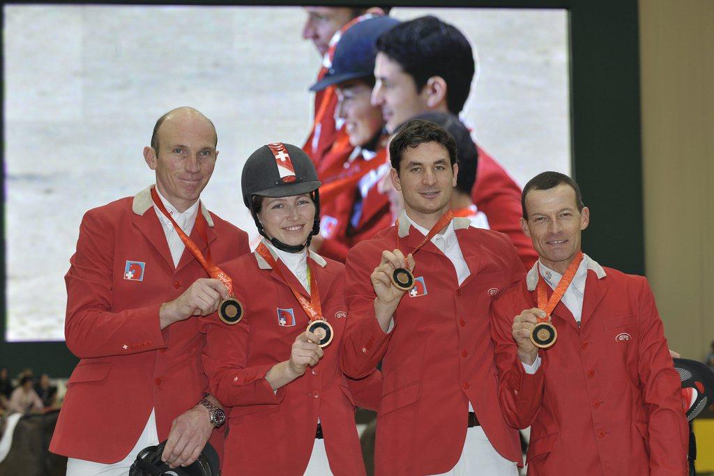 Les Suisses (Guerdat, troisième à partir de la gauche) n'avaient reçu leur médaille de bronze des JO 2008 qu'en décembre 2010.