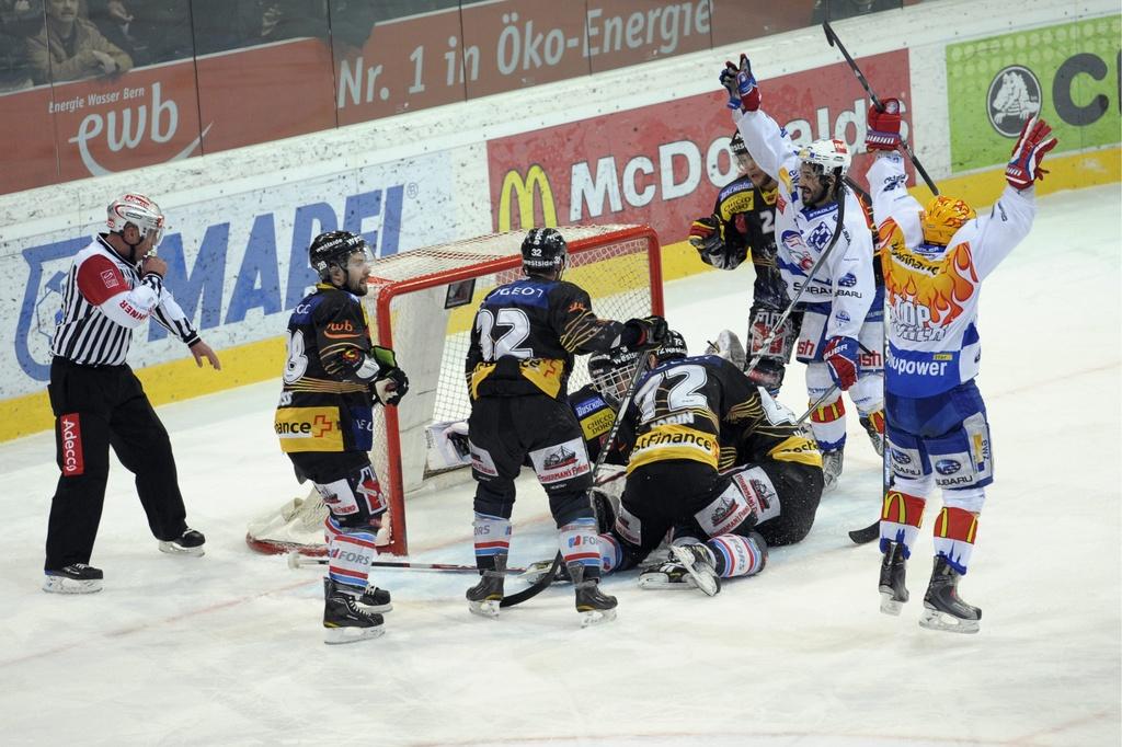 Incroyable! Les Zurichois s'imposent grâce à une réussite litigieuse de McCarthy à deux secondes de la fin du match. En effet, Ambühl avait les deux patins dans la zone du gardien... [KEYSTONE - ALESSANDRO DELLA VALLE]