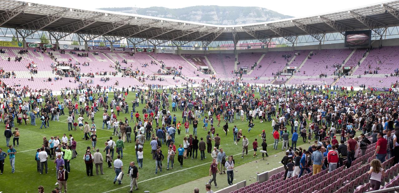 A la fin du match, la pelouse a été envahie par les fans genevois. [REUTERS - Valentin Flauraud]