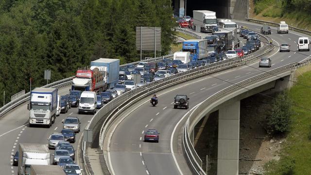 Vendredi déjà, un important bouchon s'était formé entre Erstfeld et Goeschenen. [KEYSTONE - Urs Flueeler]