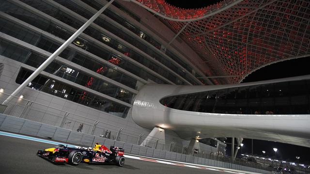 Sebastian Vettel a marqué d'entrée son territoire dans la nuit d'Abu Dhabi. [REUTERS - Steve Crisp]