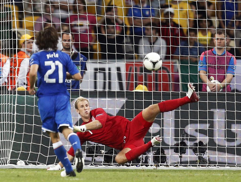 Pirlo mystifie Joe Hart d'une splendide "Panenka" en quart de finale. [Matthias Schrader]