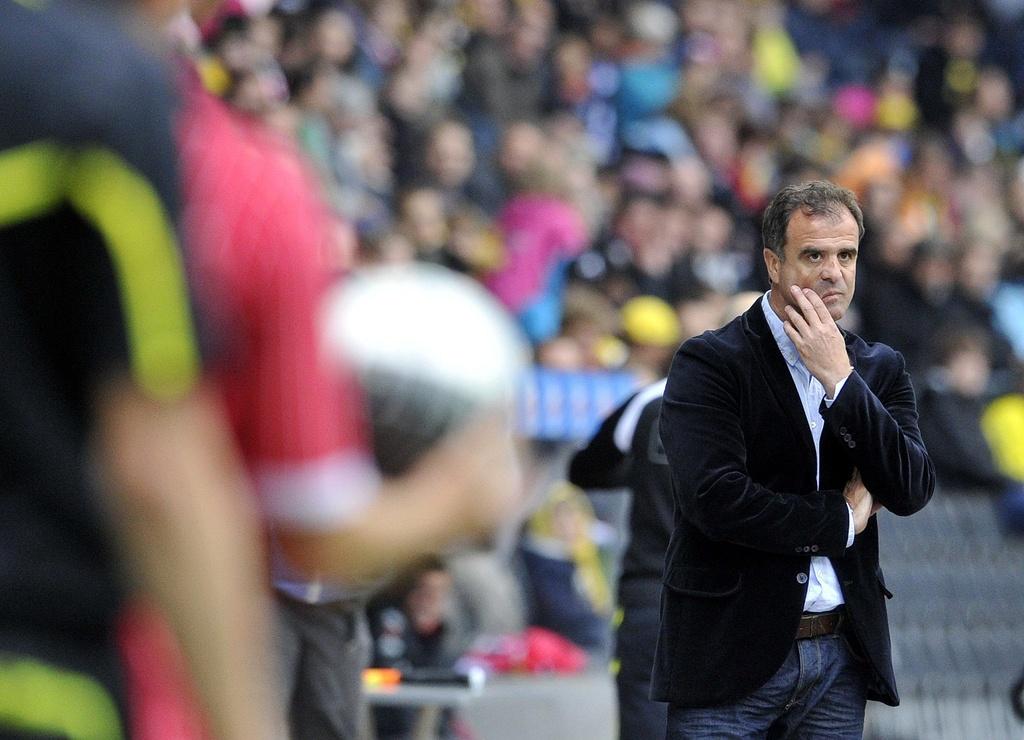 Skeptischer Blich von YB-Interimstrainer Erminio Piserchia beim Fussball Super League Spiel zwischen den Berner Young Boys und dem FC Sion am Sonntag, 15. Mai 2011, im Stade de Suisse in Bern. (KEYSTONE/Peter Schneider) [Peter Scheider]