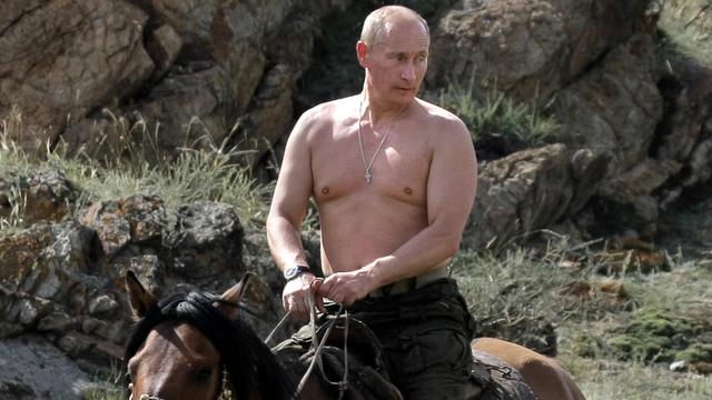 Vladimir Poutine aime les chevaux, que ce soit lors de ses vacances (ici en août 2009)... [ALEXEY DRUZHININ]