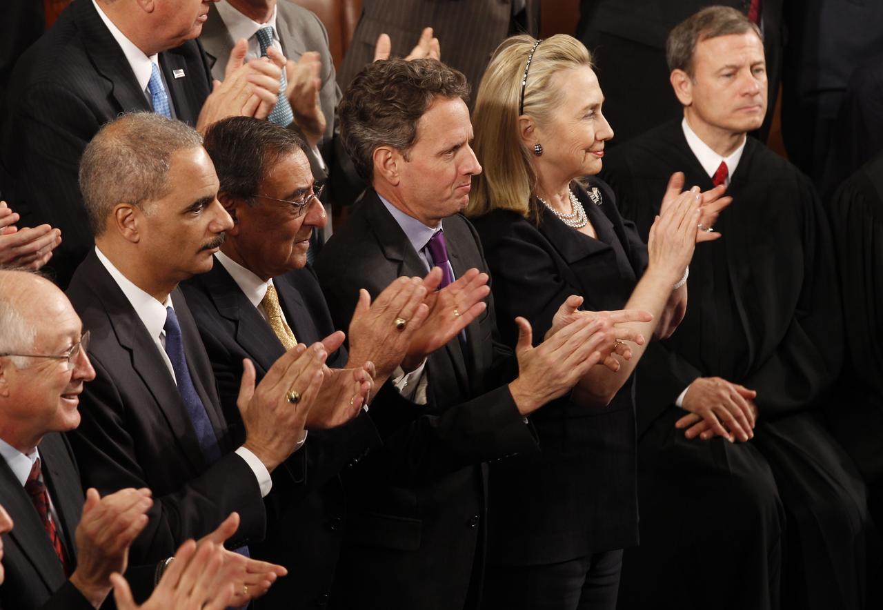 Dans l'audience, se trouvaient, notamment Leon Panetta, Secrétaire à la Défense, Timothy Geithner, du Trésor et la Secrétaire d'état Hillary Clinton. [REUTERS - Larry Downing]