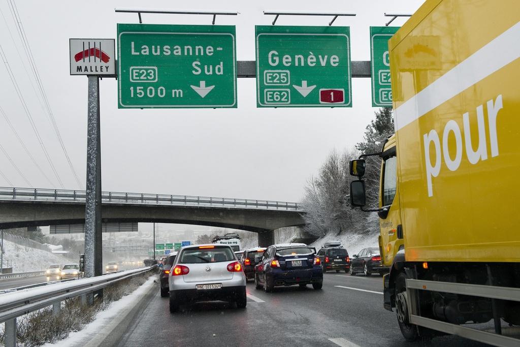 Plusieurs bouchons et ralentissements ont été signalés sur les axes autoroutiers de l'Arc lémanique. [KEYSTONE - Laurent Gillieron]