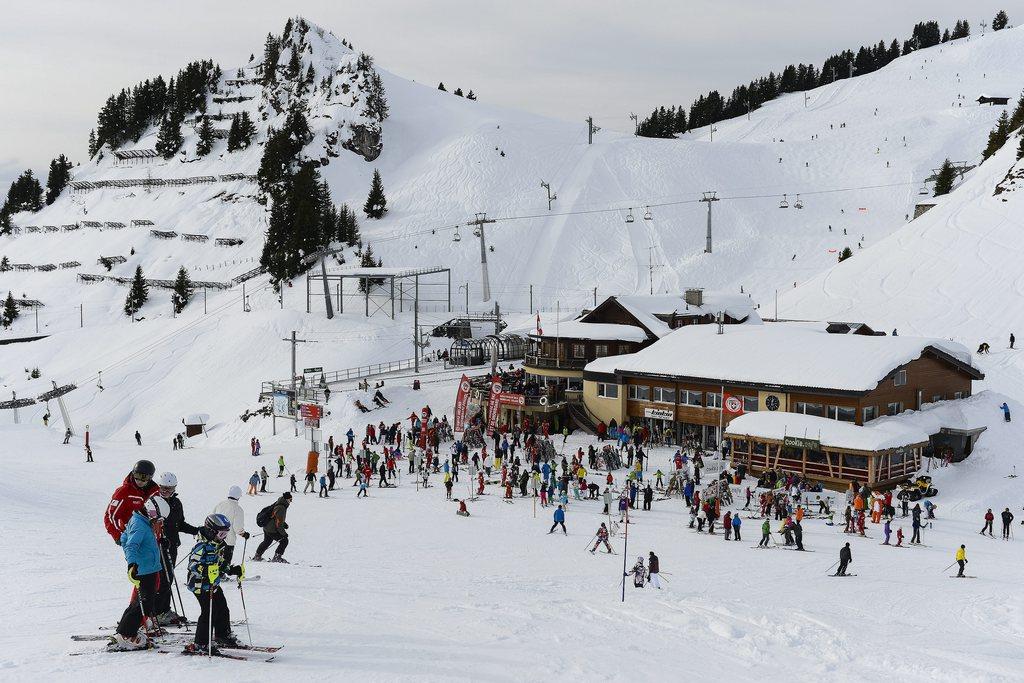 Des skieurs profitent de la neige sur les pistes de ski ce 23 décembre 2012 à Villars-Gryon (VD). [KEYSTONE - Jean-Christophe Bott]