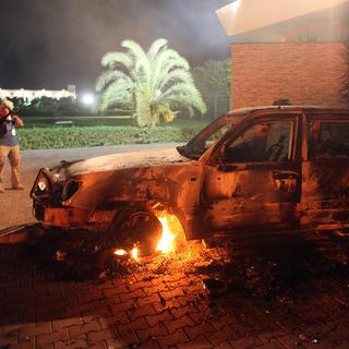 Véhicule incendié à l'intérieur de l'enceinte du consulat américain à Benghazi, 11.09.2012. [STR/AFP]