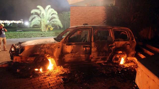 Véhicule incendié à l'intérieur de l'enceinte du consulat américain à Benghazi, 11.09.2012. [STR/AFP]