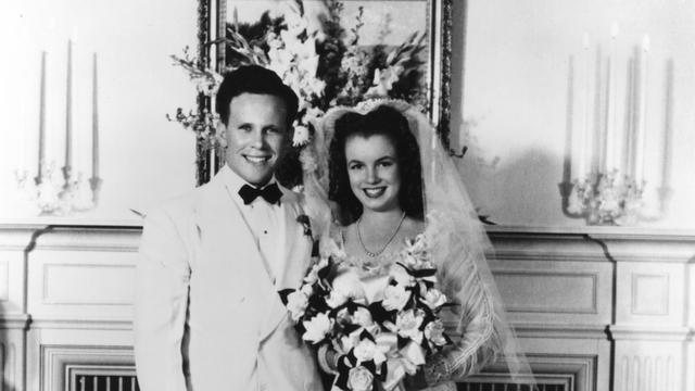 1942: Marilyn Monroe n'a que 16 ans lorsqu'elle épouse James Dougherty. Leur mariage dure quatre ans. James sera surnommé plus tard "Jim le veinard" pour avoir été le premier époux de la star. Elle l'appelait "Daddy", soit papa, et se faisait appeler "Bébé". [Photononstop/Screen Prod] [Screen Prod - Photononstop]