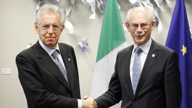 L'Italien Mario Monti avec le président du Conseil européen Herman Van Rompuy scellent l'accord trouvé. [François Lenoir]