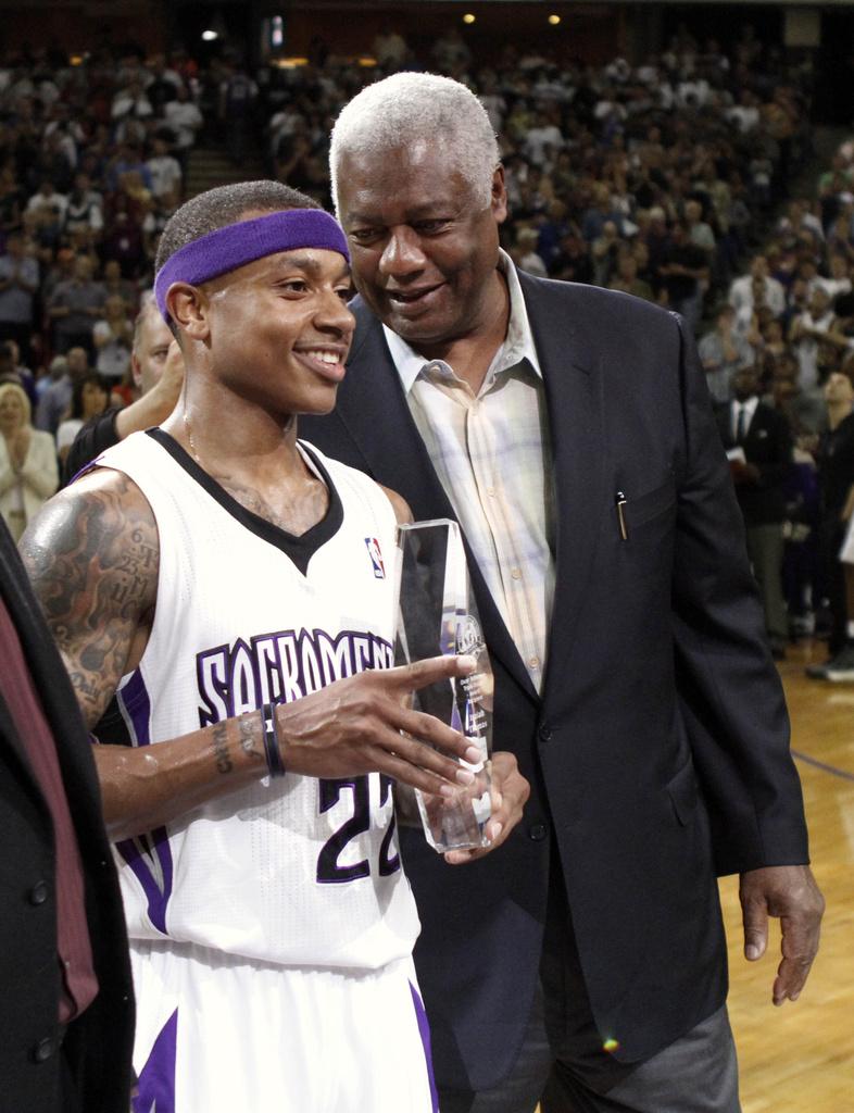 Avant la partie, Oscar Robertson remet un prix à Isaiah Thomas, le joueur de Sacramento. [Keysone - Rich Pedroncelli]