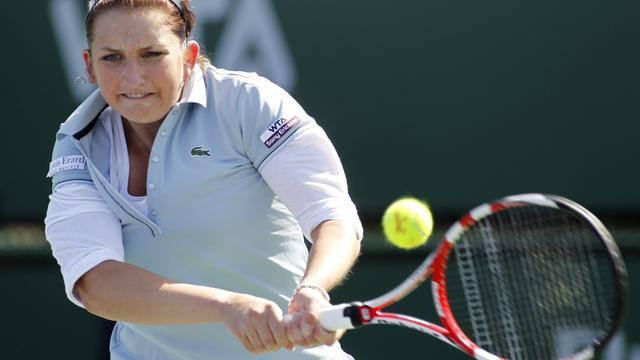 Timea Bacsinszky a passé l'épaule sur sa troisième balle de match. [Danny Moloshok]