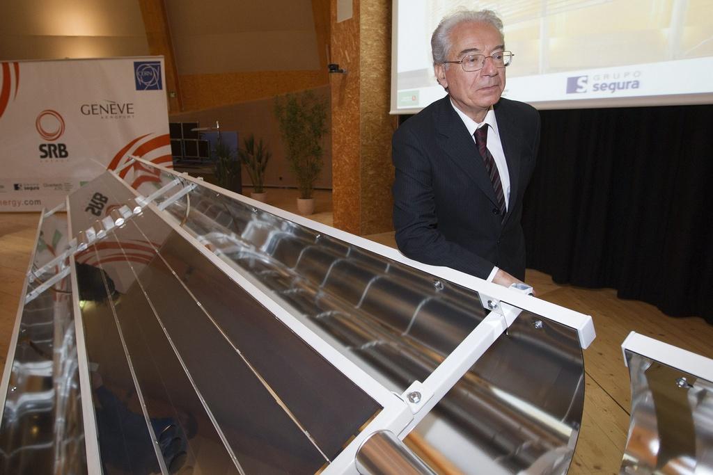 Le professeur Cristoforo Benvenuti a présenté les panneaux solaires thermiques plats à ultravide. [KEYSTONE - Salvatore di Nolfi]