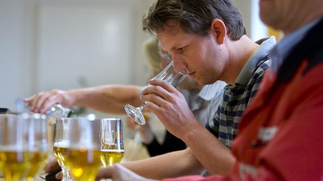 Des employés testent la qualité de la bière à la brasserie Feldschlössen à Rheinfelden, propriété du groupe Carlsberg. [GAETAN BALLY]