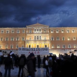 Des manifestants devant le parlement grec. Athènes, le 29 février 2012. [ARIS MESSINIS]