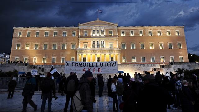 Des manifestants devant le parlement grec. Athènes, le 29 février 2012. [ARIS MESSINIS]