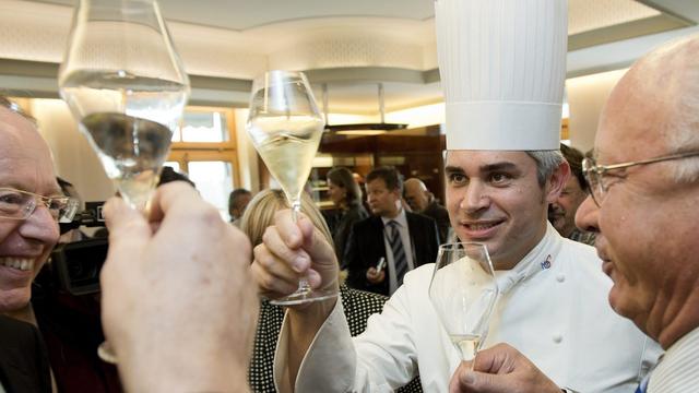 Le chef Benoît Violier trinque après son sacre. [Jean-Christophe Bott]