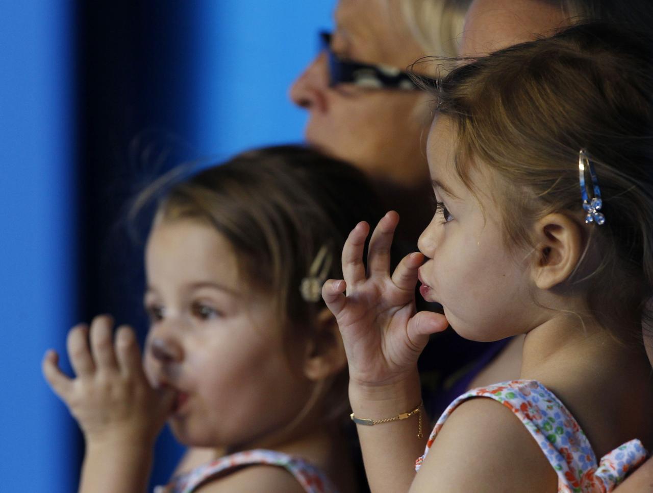 Charlene Riva et Myla Rose sont venues voir leur papa sur le Central. [REUTERS - Tim Wimborne]