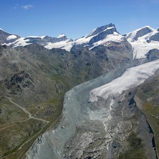 Le glacier du Findelgletscher, dans le massif du Mont Rose. On remarque le recul et la fonte du glacier dans sont lit et la moraine. [Olivier Maire]