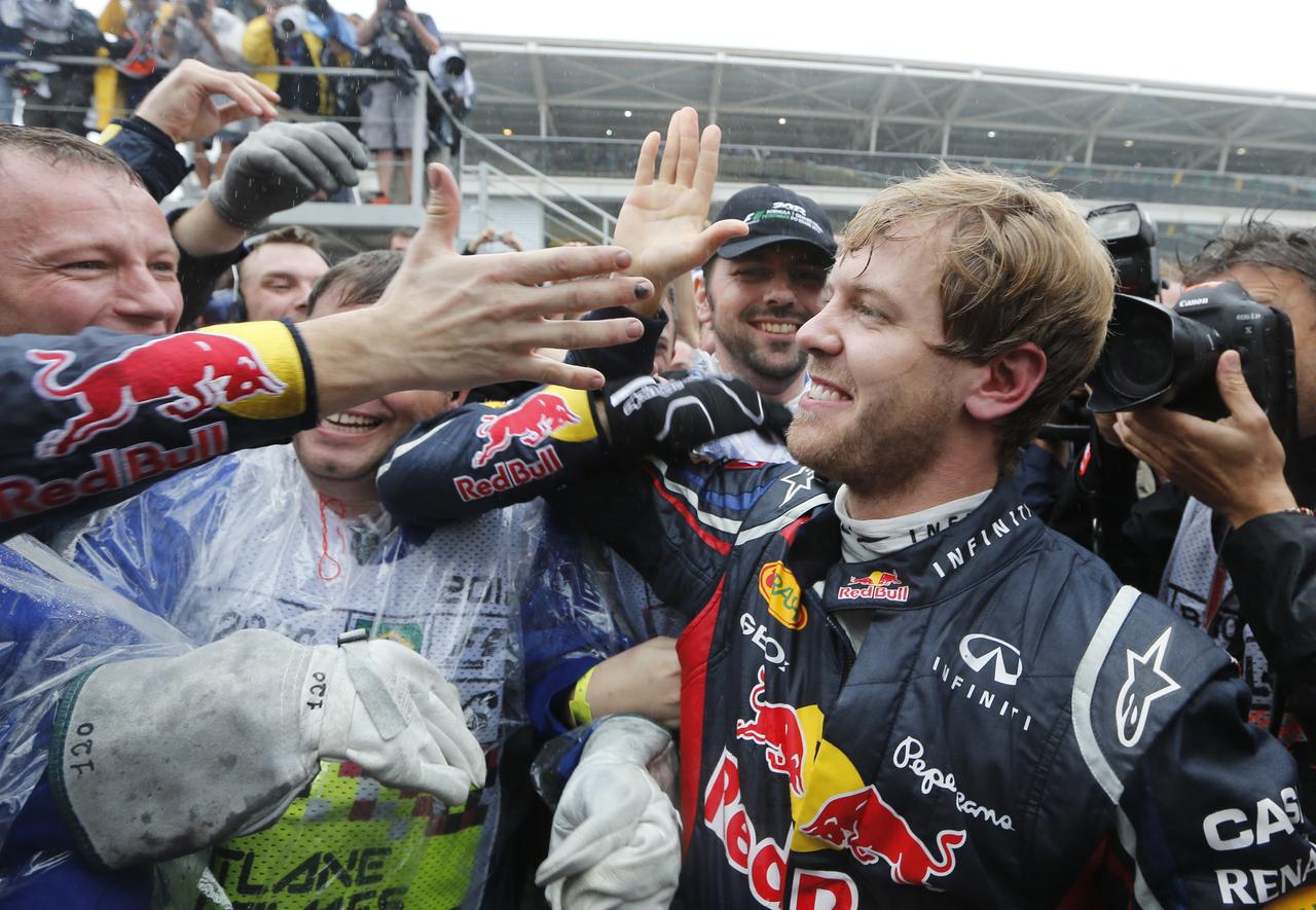 Vettel a été salué comme il se doit à sa descente de voiture. [REUTERS - Paulo Whitaker]