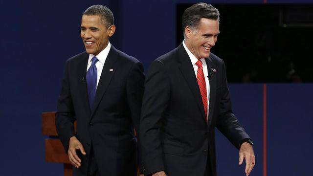 A l'issue du premier duel entre les candidats à la Maison Blanche jeudi, les analystes ont déclaré le républicain Mitt Romney (à dr.) vainqueur aux points face au président sortant, Barack Obama.