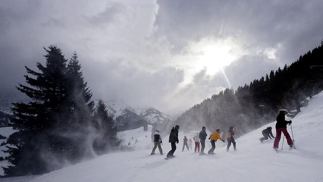 Des skieurs affrontent le fort vent sur les pistes de Villars-Gryon. [Olivier Maire]